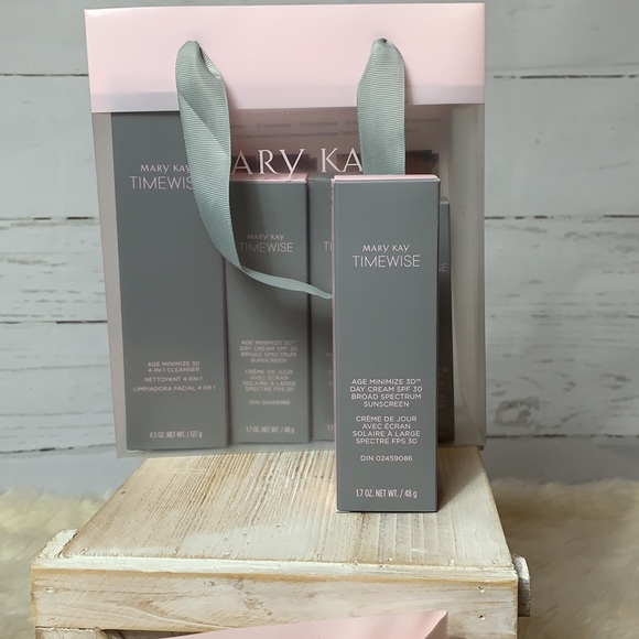 Normal to dry skin* Age Minimizer 3D 4-in-1 Cleanser Set - Picture 4 of 6